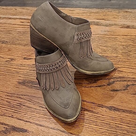 Very Volatile Los Angeles sz 7 bootie ankle boot, Western flare - Picture 1 of 11